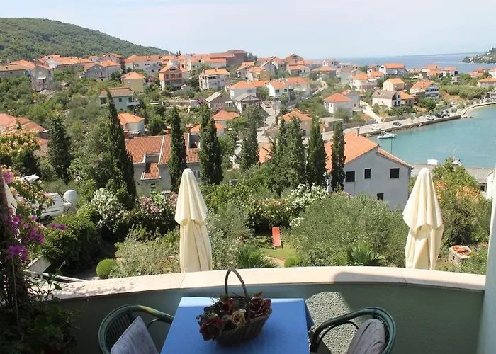 Apartment In With Sea View, Balcony, Air Conditioning, Wi-fi