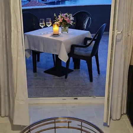 Appartement In With Sea View, Balcony, Air Conditioning, Wi-fi